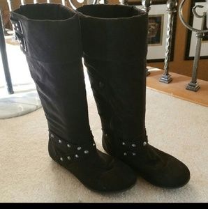 Beautiful, trendy black faux suede boots